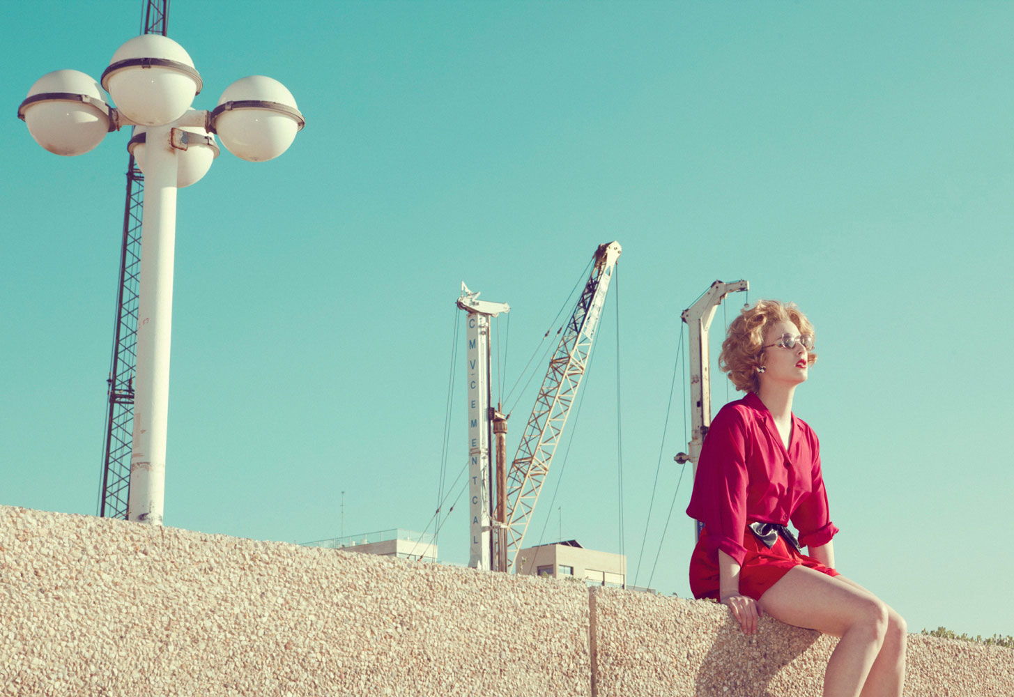 Kourtney Roy - femme devant l'abîme